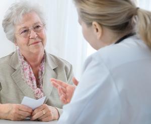 При виписуванні рецепту лікар призначає хворому ліки